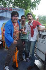 Prateek Chakravorty, Sharad Malhotra,Karan Sagoo at Sydney With Love film bus tour promotions in Mumbai on 31st Aug 2012 (39).JPG